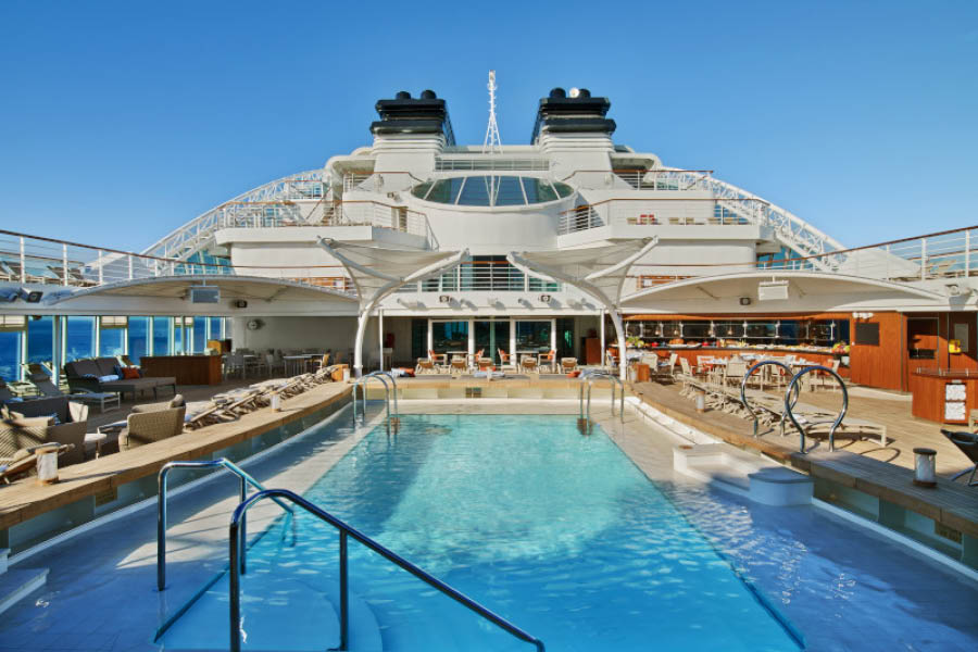 Открытый бассейн на лайнере Seabourn Encore