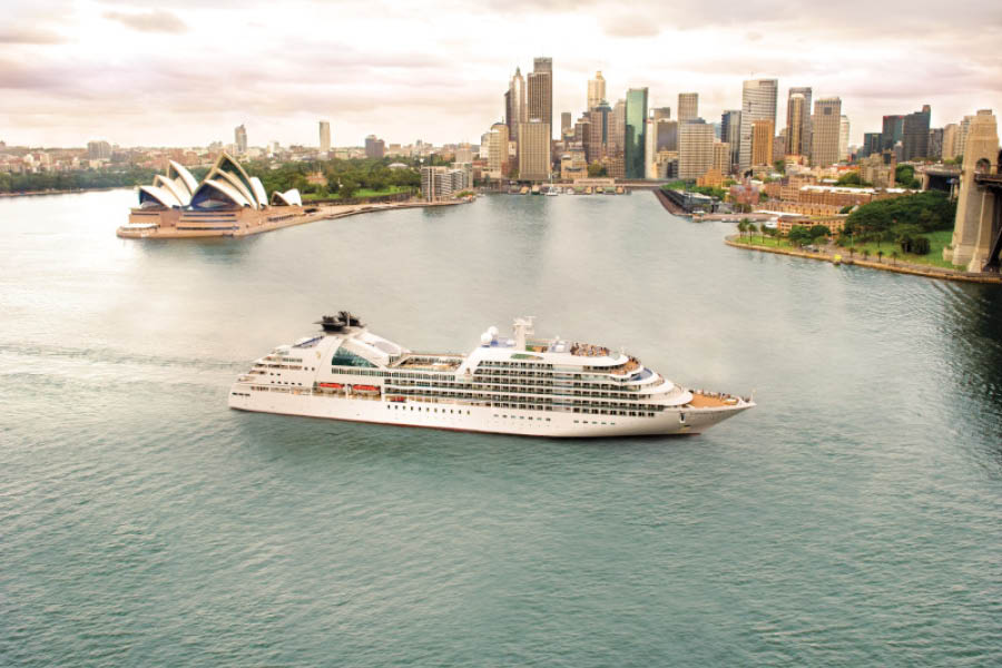 Лайнер Seabourn Odyssey в порту Австралии