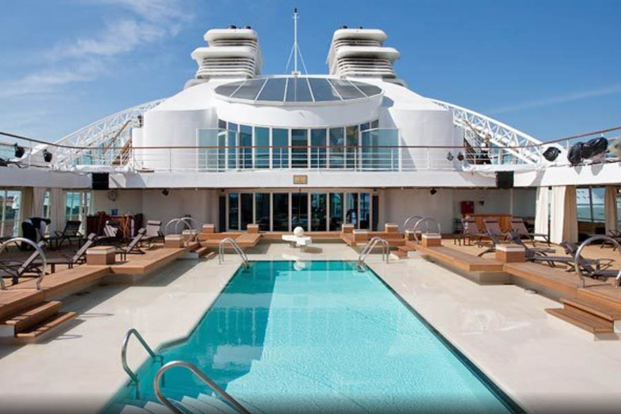 Бассейн на борту лайнера Seabourn Odyssey