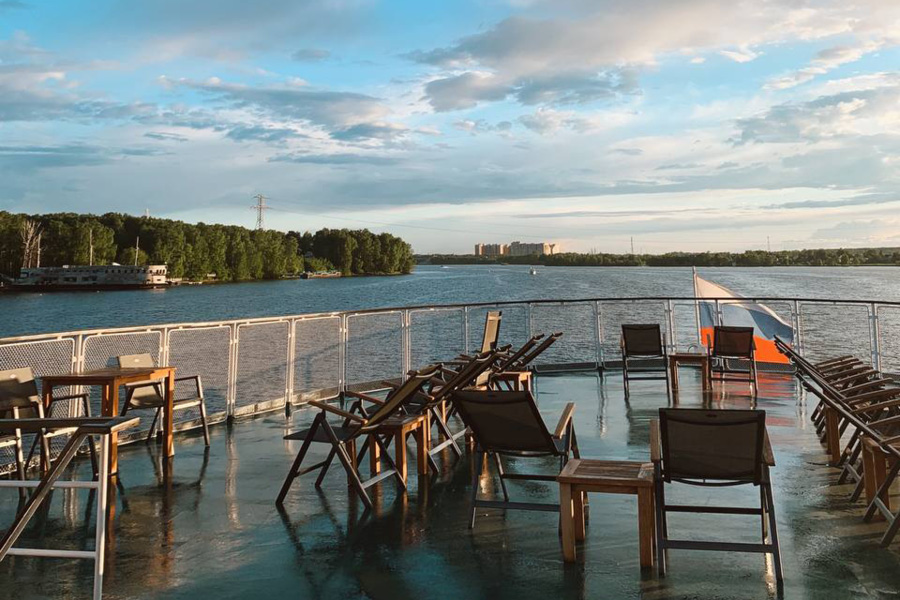 Открытая палуба на борту теплохода Volga Dream